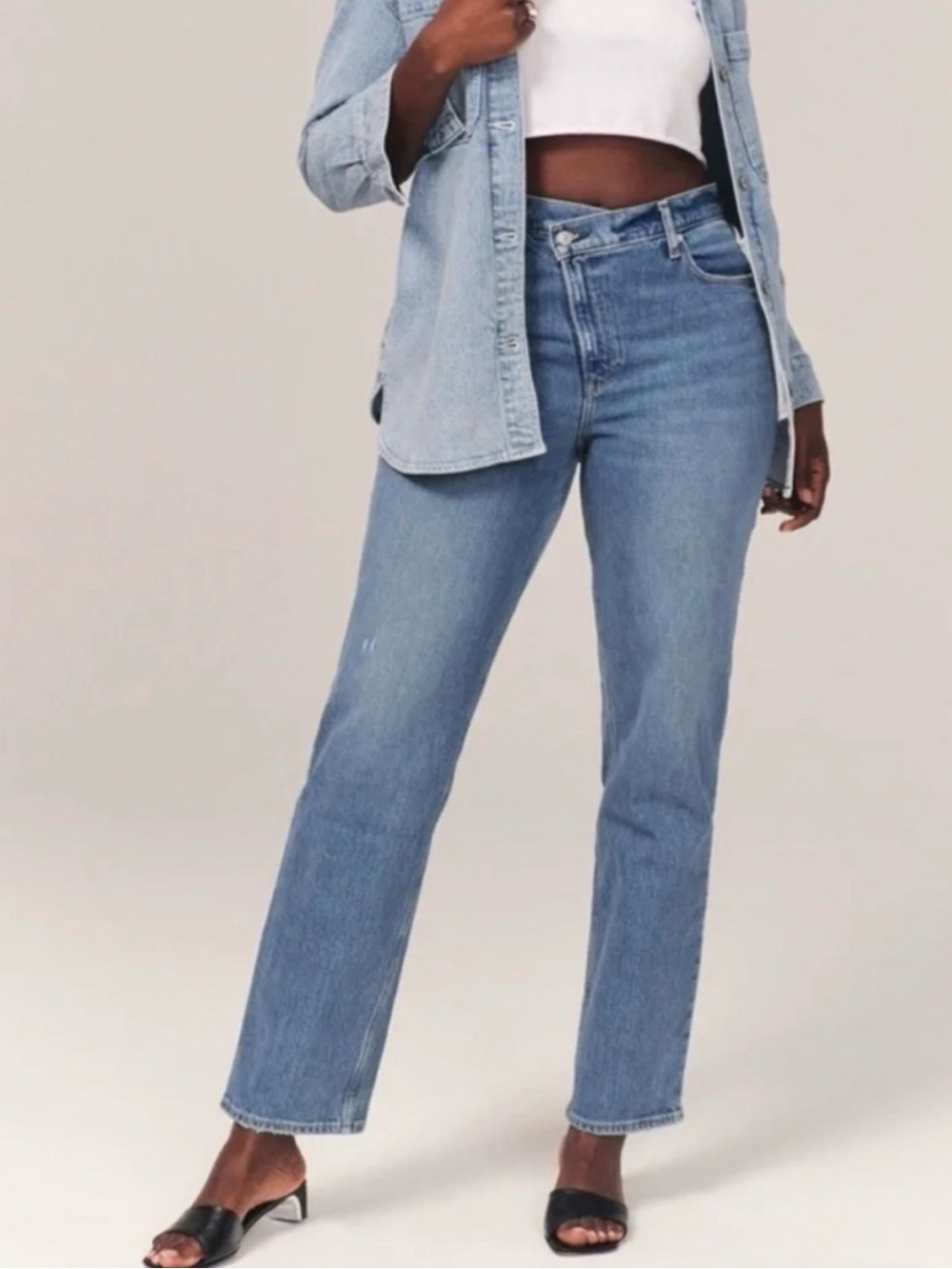 Abercrombie & Fitch '90s Straight Mid Rise Jean with Crossover Waist - Med wash